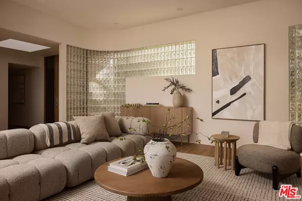 Woodland Hills, CA 91364,5052 Medina RD