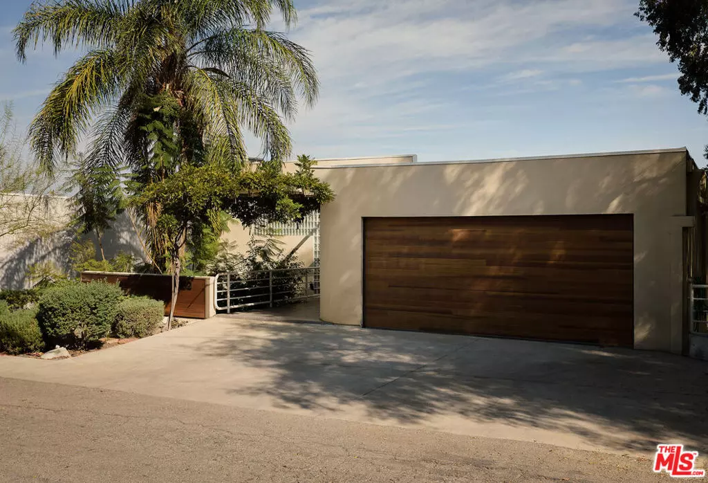 Woodland Hills, CA 91364,5052 Medina RD