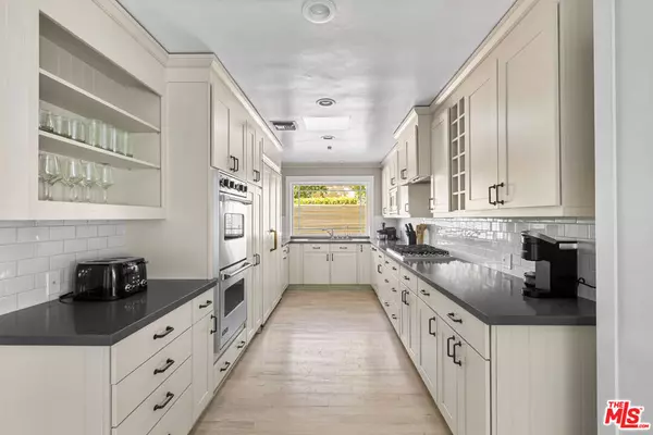 Beverly Hills, CA 90210,9520 Gloaming DR