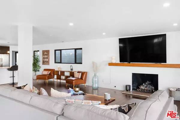 Encino, CA 91436,3235 Steven DR