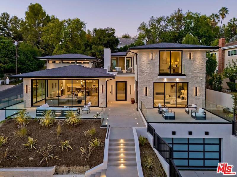 16879 Mooncrest DR, Encino, CA 91436