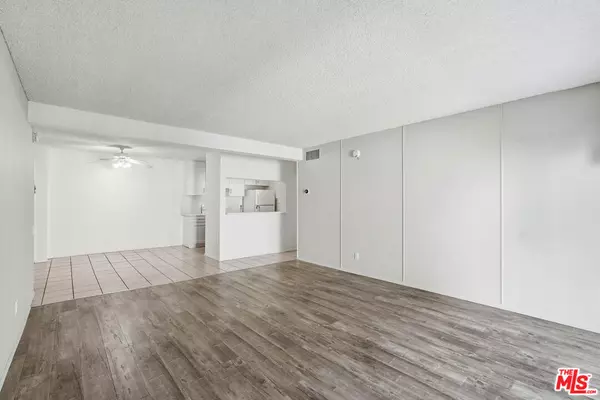 Encino, CA 91316,5460 White Oak AVE #G111