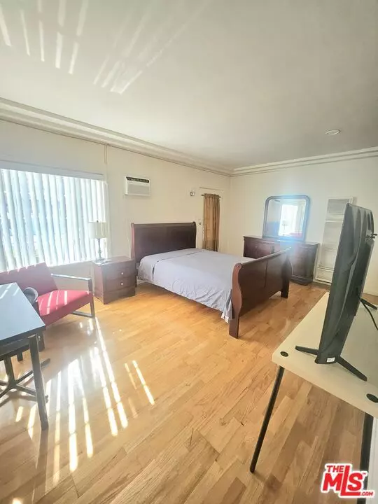 Los Angeles, CA 90005,812 S Gramercy DR