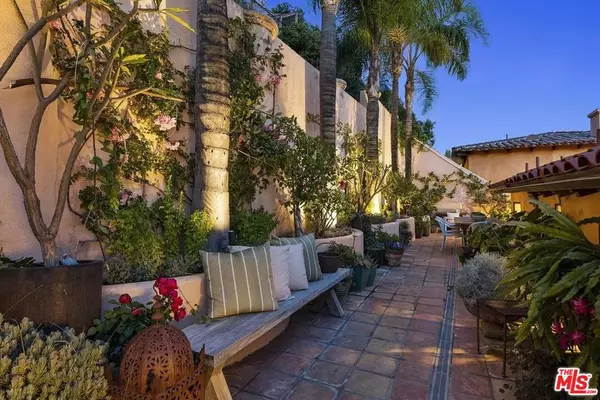 Los Angeles, CA 90068,6383 Quebec DR