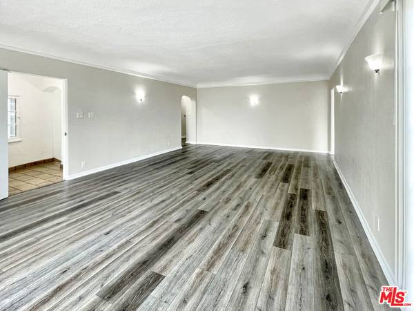 Los Angeles, CA 90036,124 N Mansfield AVE