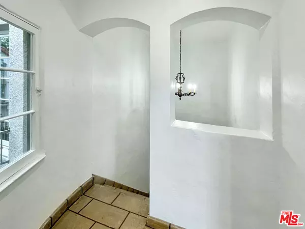 Los Angeles, CA 90036,124 N Mansfield AVE