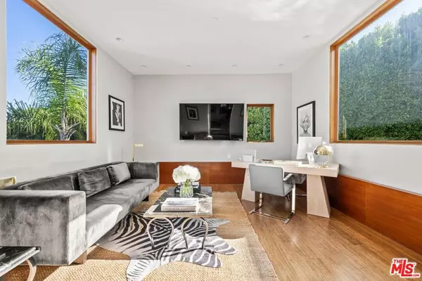 Los Angeles, CA 90046,2437 Apollo DR