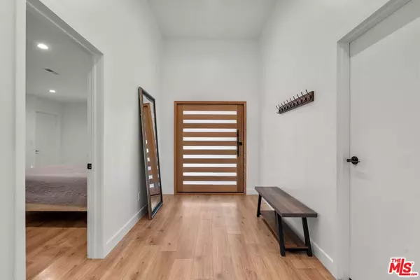 Woodland Hills, CA 91367,23367 Friar ST