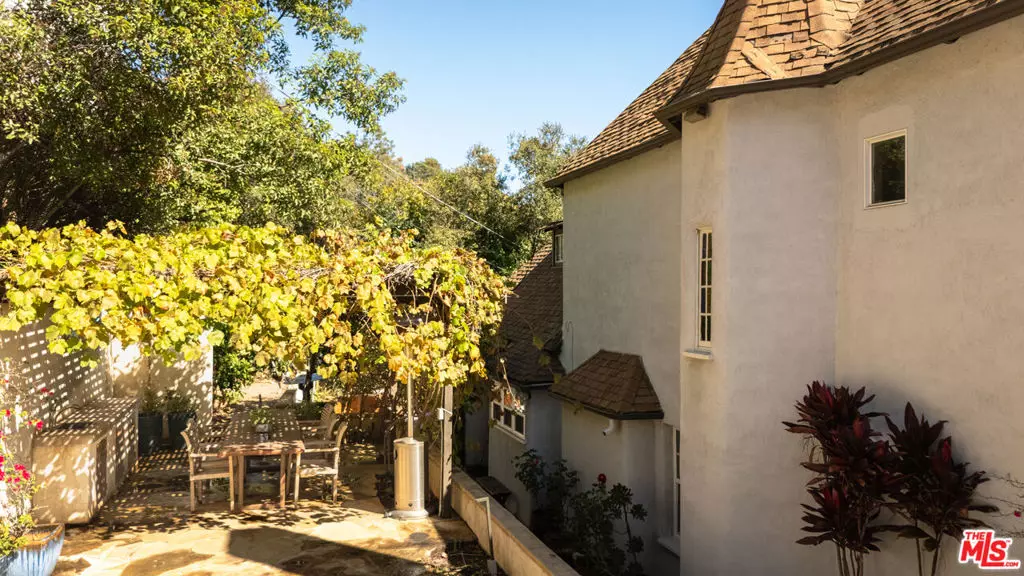 Los Angeles, CA 90068,2829 N Beachwood DR