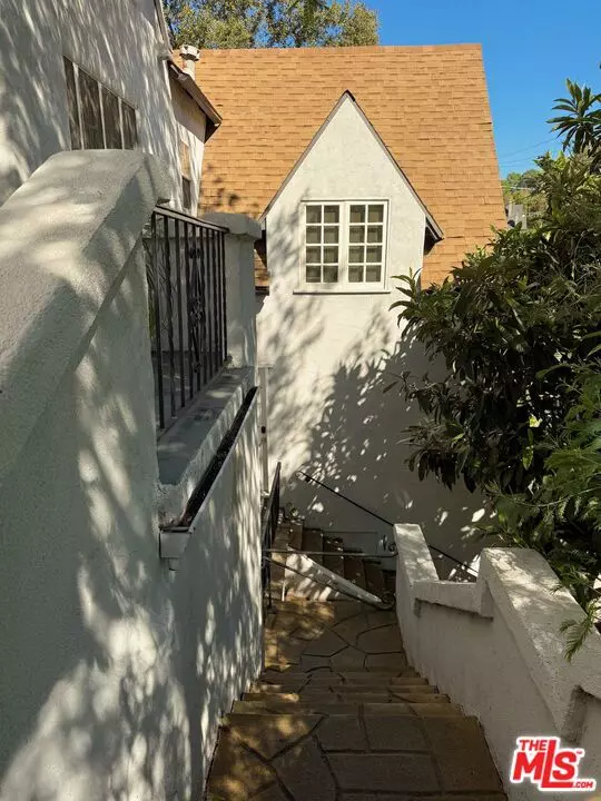 Los Angeles, CA 90068,2829 N Beachwood DR