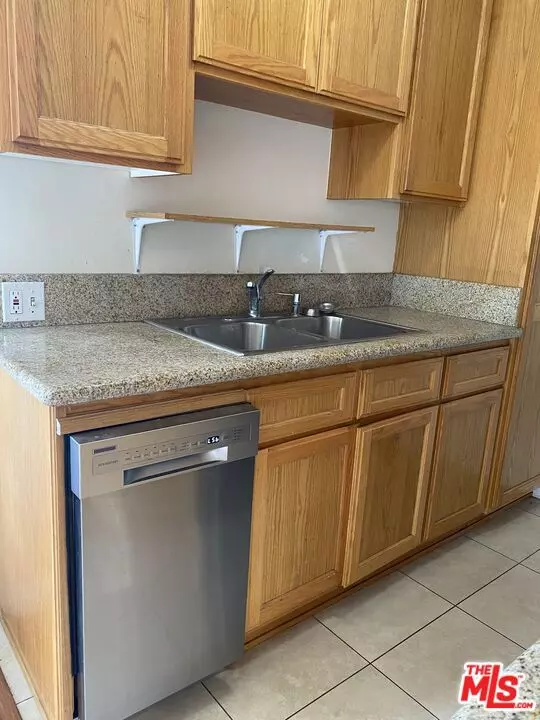 Los Angeles, CA 90025,1552 Brockton AVE #6