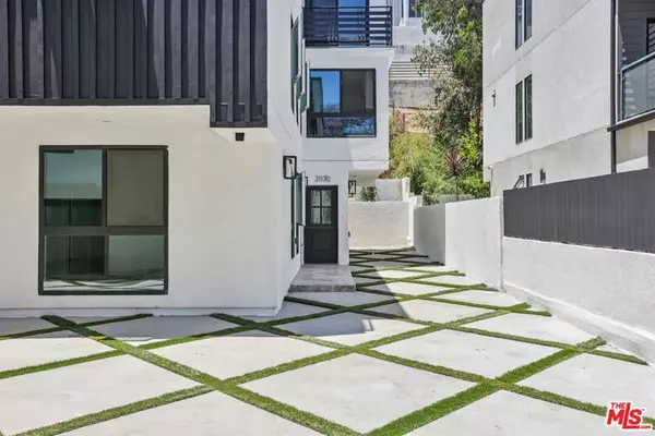 Los Angeles, CA 90068,2113 Holly DR