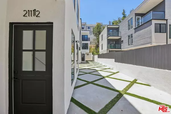 Los Angeles, CA 90068,2113 Holly DR