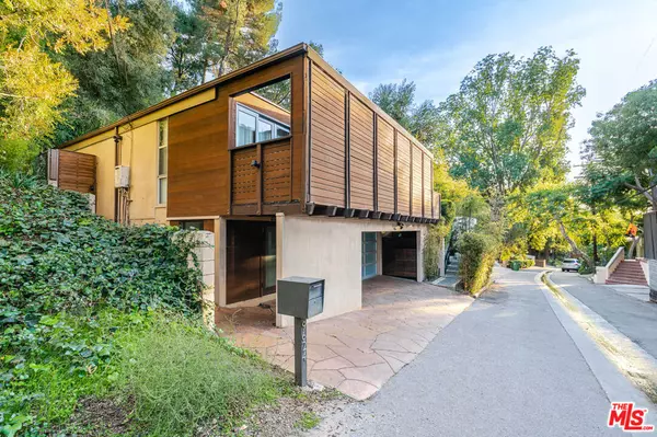 Beverly Hills, CA 90210,9624 Yoakum DR