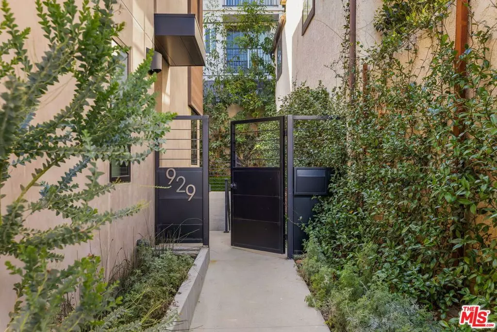 West Hollywood, CA 90069,929 Hilldale