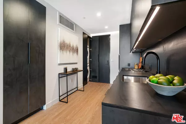 Los Angeles, CA 90034,3688 Overland AVE #618