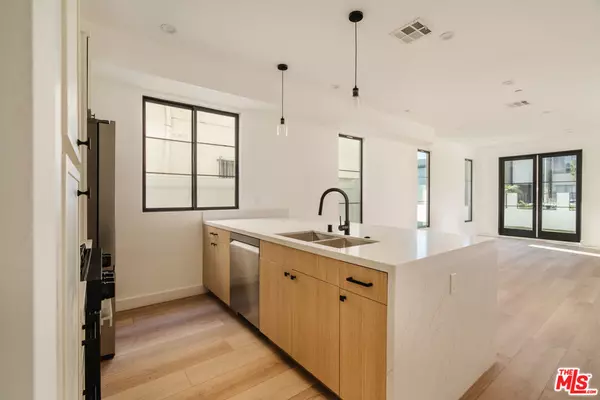 Los Angeles, CA 90034,1954 1/2 S Garth AVE #1954 1/2