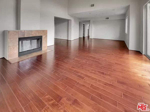 Woodland Hills, CA 91367,5692 Como CIR #34