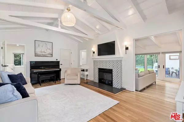 Toluca Lake, CA 91602,10542 Moorpark ST