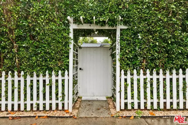 Toluca Lake, CA 91602,10542 Moorpark ST
