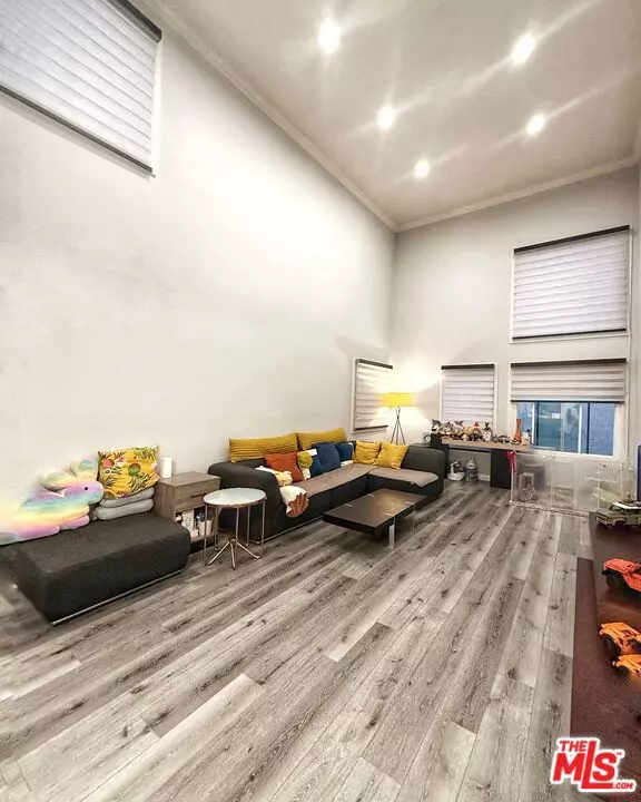 Los Angeles, CA 90015,1118 Valencia ST #320