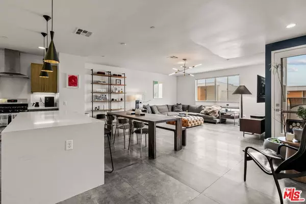 Los Angeles, CA 90026,1344 Douglas ST