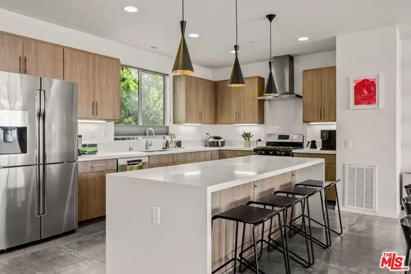 Los Angeles, CA 90026,1344 Douglas ST