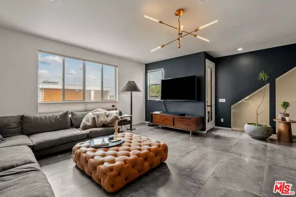 Los Angeles, CA 90026,1344 Douglas ST