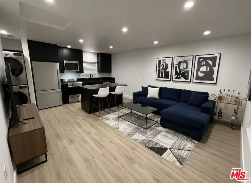 9504 Gothic AVE, North Hills, CA 91343