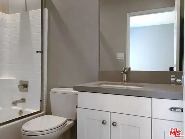 Los Angeles, CA 90025,10560 SANTA MONICA #205