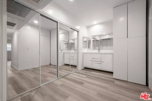 Beverly Hills, CA 90212,423 S Rexford DR #202