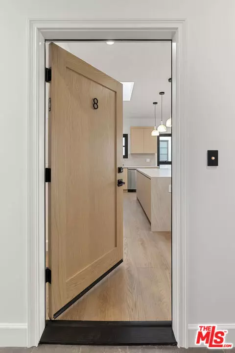 Beverly Hills, CA 90212,132 S Oakhurst DR #8