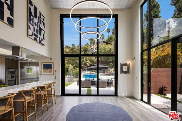 Los Angeles, CA 90068,5751 Valley Oak DR