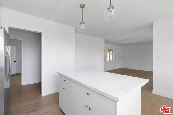 Granada Hills, CA 91344,16130 Devonshire ST