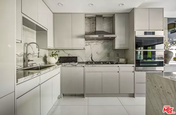 Los Angeles, CA 90069,8638 Hollywood BLVD