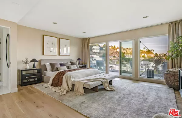 Los Angeles, CA 90069,8638 Hollywood BLVD