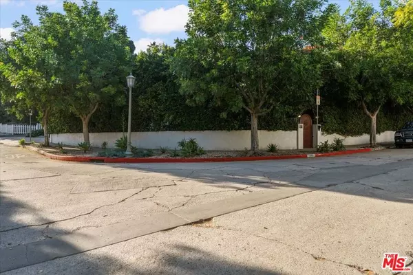 Los Angeles, CA 90068,1901 El Cerrito PL