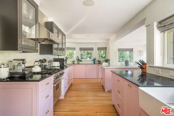 Los Angeles, CA 90004,221 S St Andrews PL