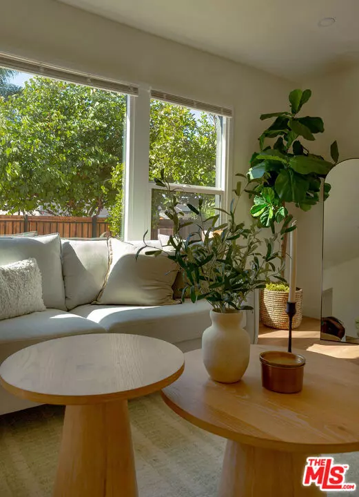 Los Angeles, CA 90016,2046 1/2 S Burnside AVE