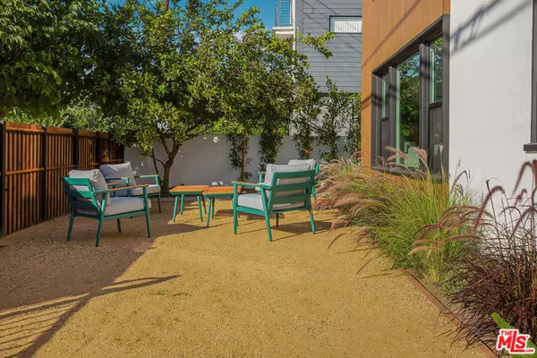 Los Angeles, CA 90016,2046 1/2 S Burnside AVE