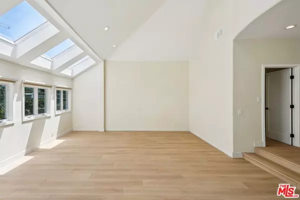 Woodland Hills, CA 91364,5131 Campo RD