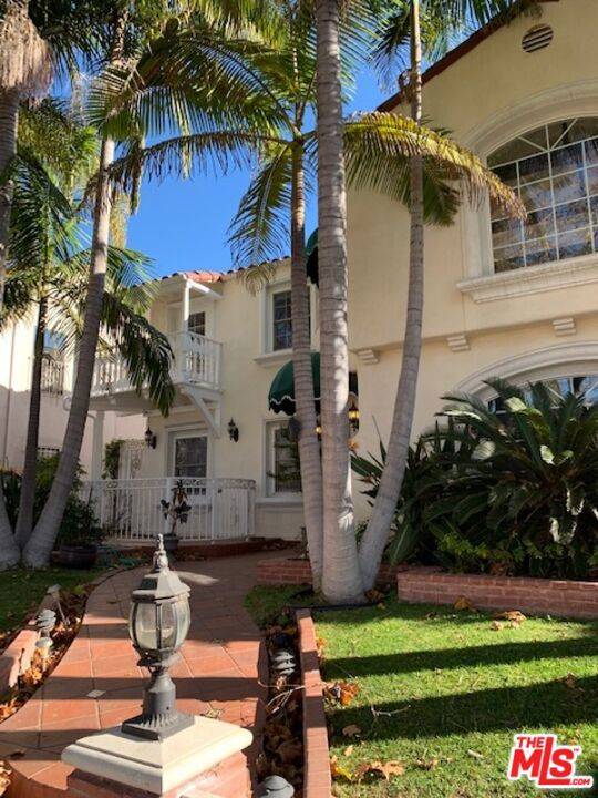 Los Angeles, CA 90036,122 N Orange DR