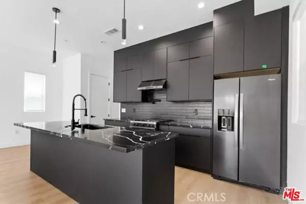 Los Angeles, CA 90025,1525 S Carmelina AVE