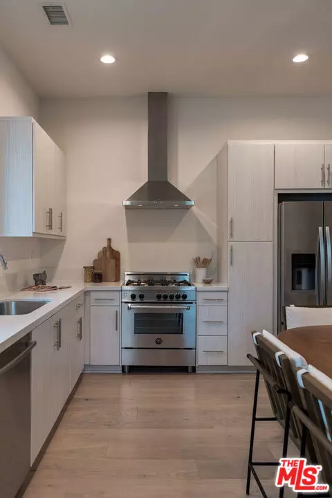 Los Angeles, CA 90026,2210 Tom Mix RD