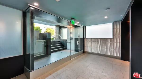 Encino, CA 91316,5143 White Oak AVE #306