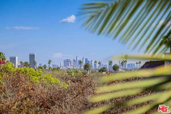 Beverly Hills, CA 90212,261 S Reeves DR #PH3