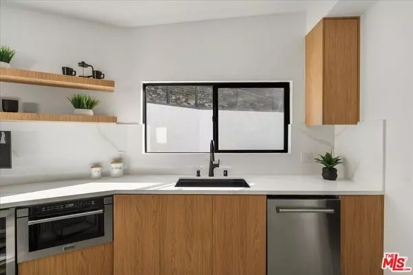 Sherman Oaks, CA 91403,3873 Royal Woods DR