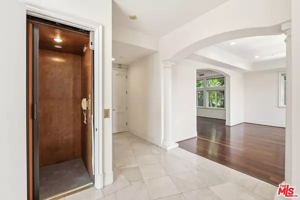 Los Angeles, CA 90077,2997 Beverly Glen CIR