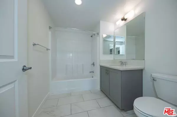 Los Angeles, CA 90006,1025 S Berendo ST #211