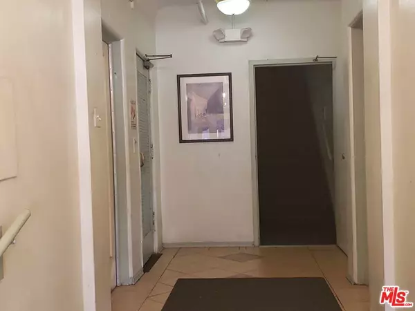 Los Angeles, CA 90036,657 S COCHRAN AVE